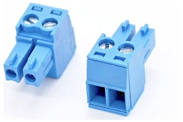 Deux vues d'un bloc de connecteur électrique à deux broches de couleur verte, montrant les ouvertures de socket avant et les broches de plug métalliques arrière.
