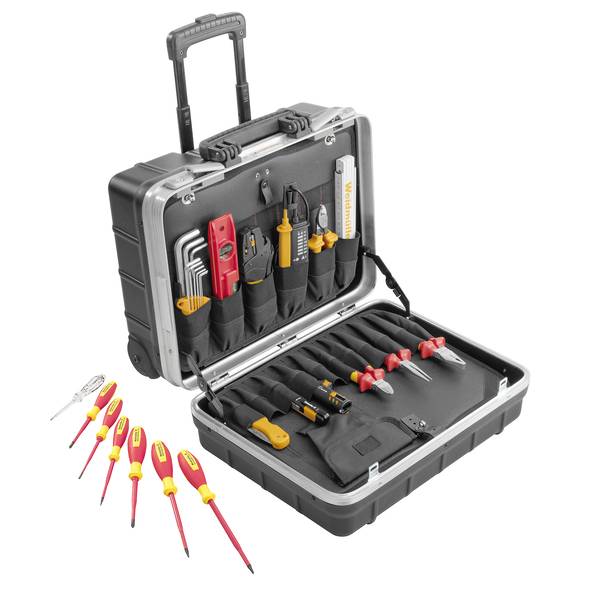 Mallette à outils roulante ouverte contenant un assortiment d'outils à main, comprenant des tournevis, des pinces, des embouts, des clés hexagonales et un niveau, sur un fond blanc.
