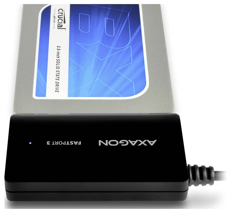 Disque SSD crucial connecté à un adaptateur de lecteur externe Axxon FastPort 3 avec câble attaché.