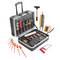 Mallette d'outils d'électricien ouverte avec outils à main isolés, multimètre, câbles de test, marteaux et tournevis disposés autour.