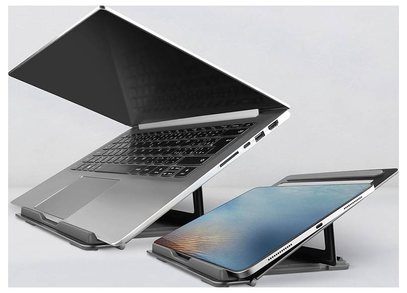 Deux ordinateurs portables ouverts présentés côte à côte dans une image de studio, l'un avec son écran relevé et l'autre aplati, tous deux sur des socles de support.