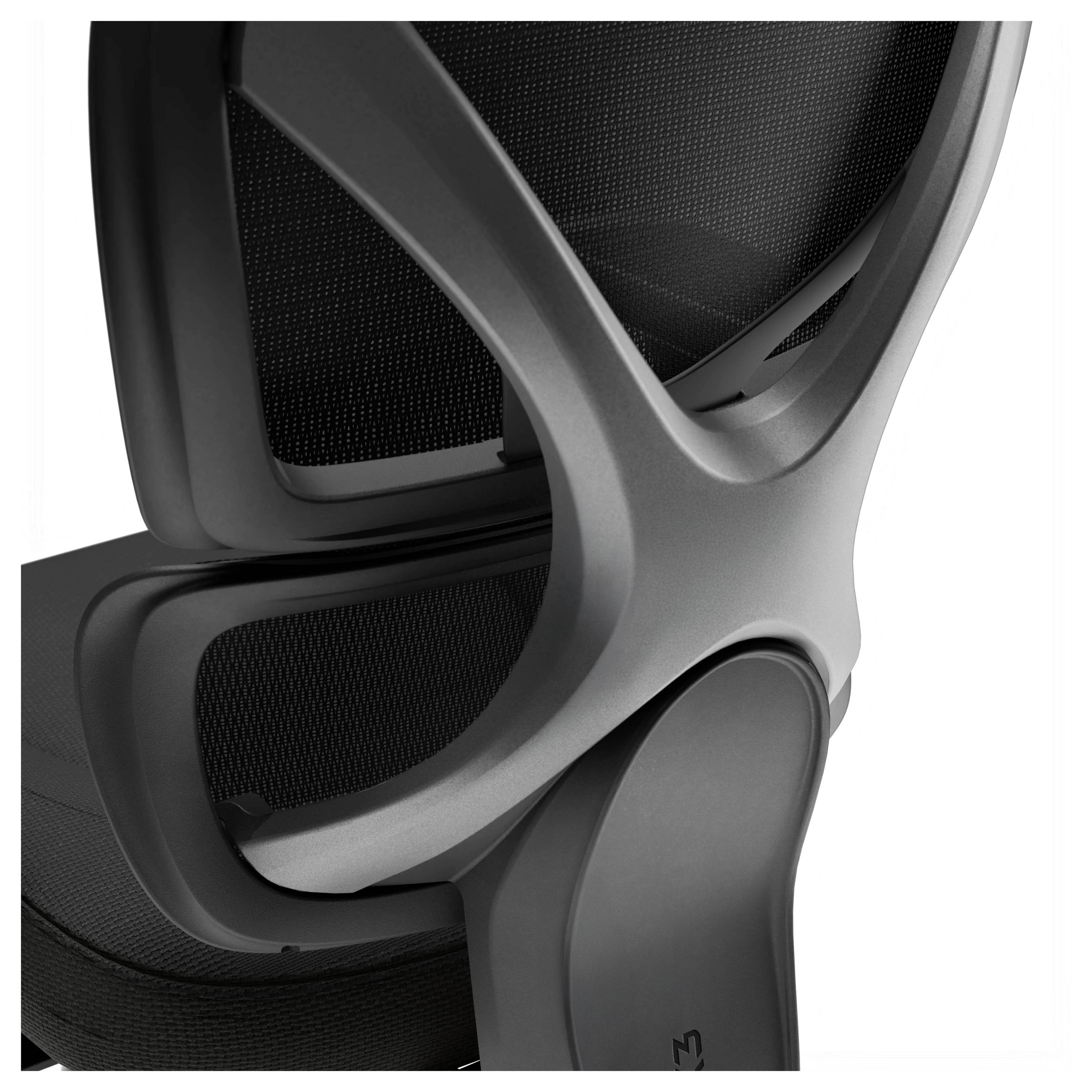 Gros plan d'une chaise de bureau ergonomique élégante noire et grise avec dossier en maille et cadre épuré, présenté sur fond blanc.