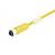 Câble de fibre optique jaune avec connecteur métallique et gaine de protection transparente sur fond blanc.
