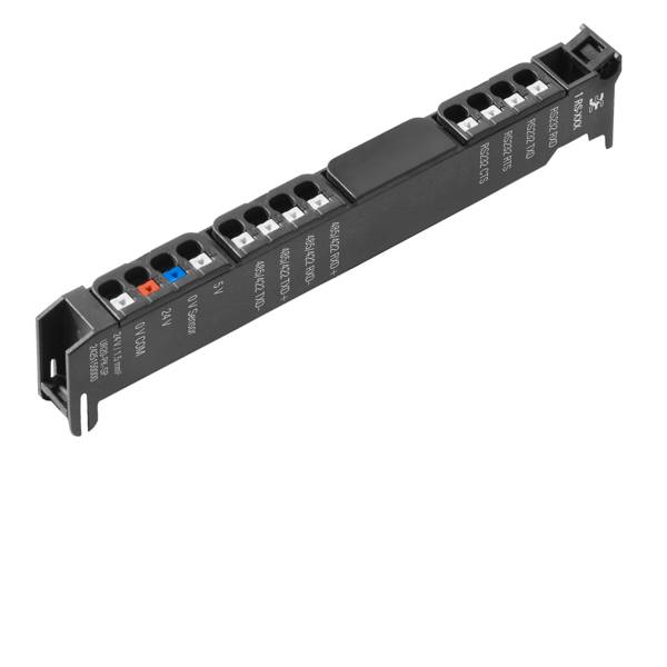 Bloc de bornes modulaire noir ou connecteur de bande de câblage avec plusieurs ports numérotés et des marqueurs colorés sur un fond blanc.