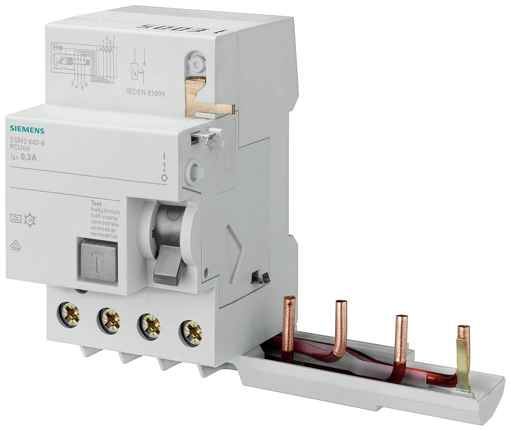 Photo d'un disjoncteur différentiel électrique Siemens avec des connecteurs en barre omnibus en cuivre, présenté sur un fond blanc.