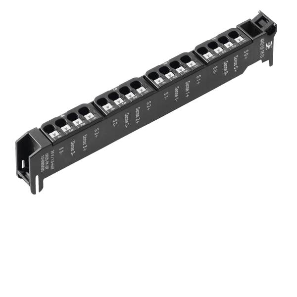 Harnais de câbles électroniques gris avec un bloc connecteur noir et une petite prise multicolore sur un fond blanc.