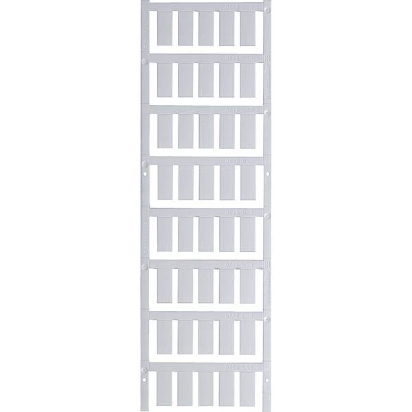 Panneau de treillis en plastique blanc avec un cadre rectangulaire vertical et des ouvertures de fentes répétées, présenté isolé sur un fond blanc uni.