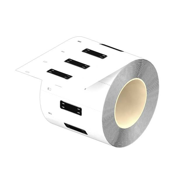 Rouleau d'étiquettes adhésives blanches ou d'autocollants de codes-barres avec des marques rectangulaires noires, partiellement déroulé sur un fond blanc.