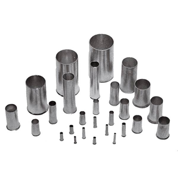 Douilles de manchon en métal assorties ou entretoises disposées par taille sur un fond blanc.