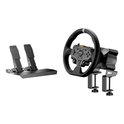 Configuration de simulateur de course en deux parties avec base de pédales à gauche et volant à retour de force monté sur des pinces à droite.