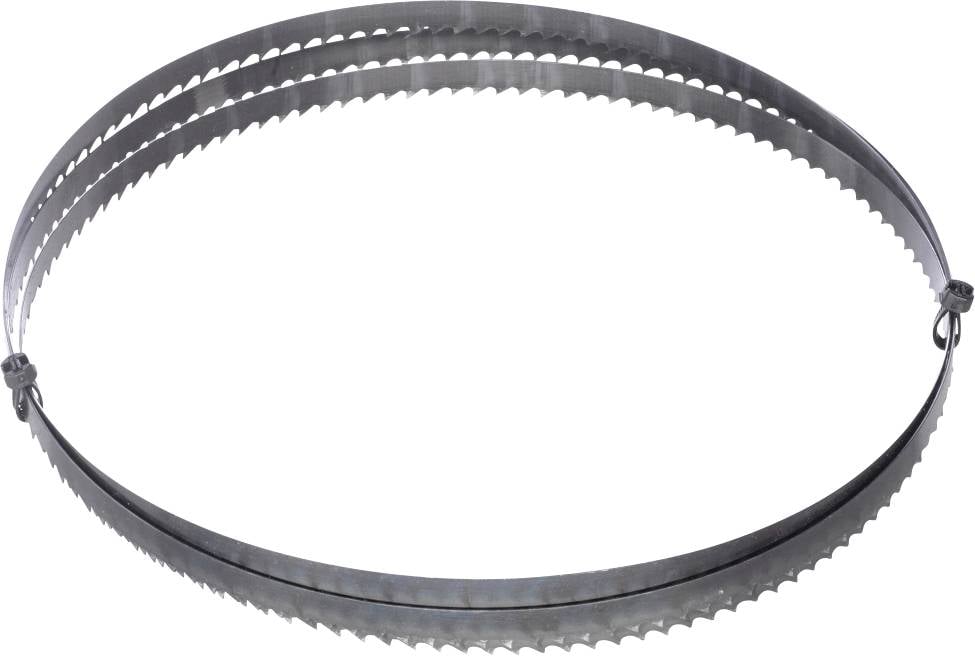 Une lame de scie à ruban circulaire en métal avec des dents dentelées, présentée enroulée en boucle sur un fond blanc.