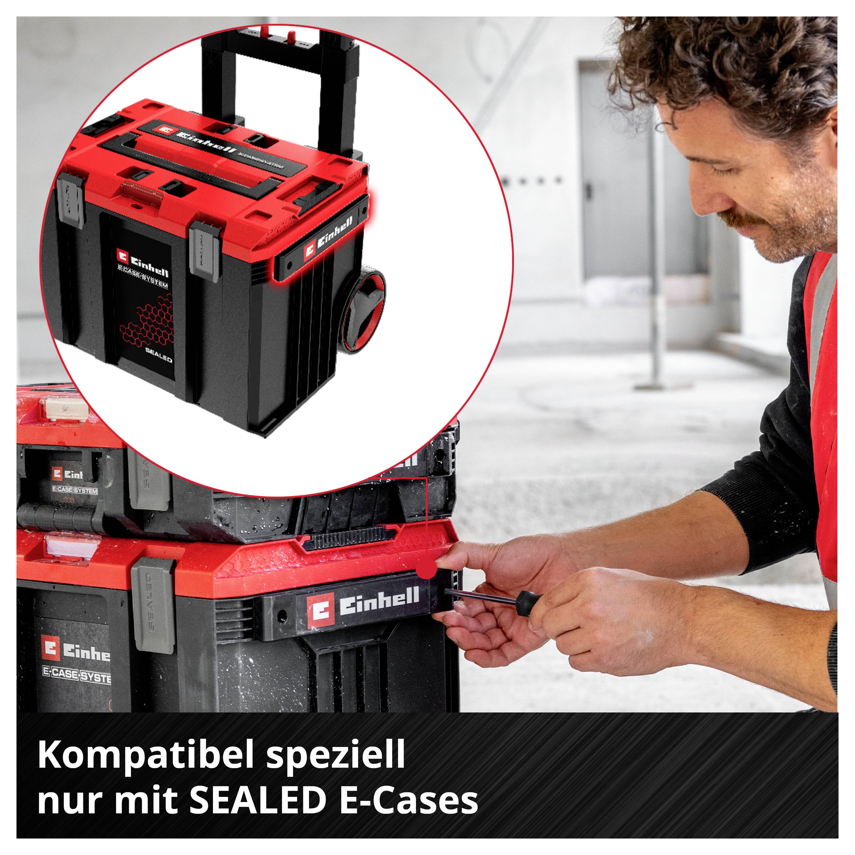 Un homme fixe un accessoire Einhell à une mallette ; indication : « Compatible exclusivement avec les SEALED E-Cases ».
