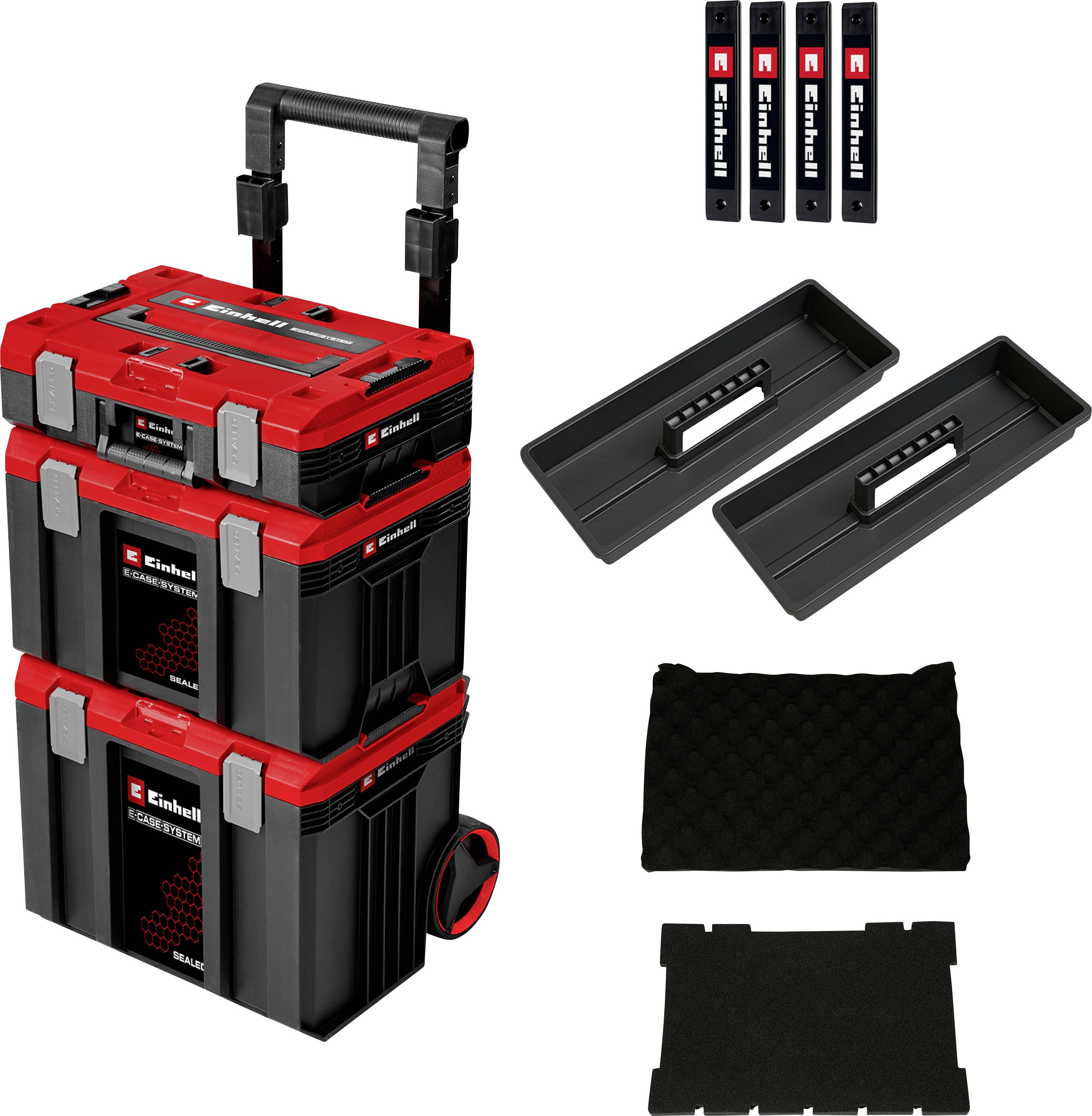 Système de caisse à outils Einhell empilable sur roues avec poignée télescopique, deux inserts de plateau, quatre batteries et une pochette rembourrée sur un fond blanc.