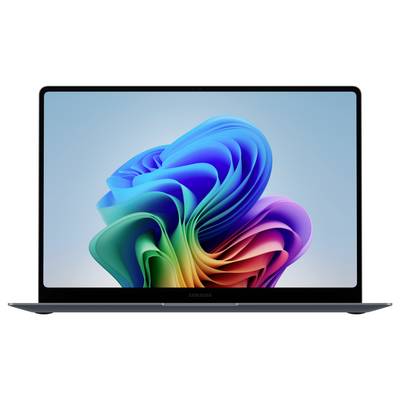 Un ordinateur portable Samsung avec un écran affichant le fond d'écran tourbillon abstrait coloré de Windows 11.