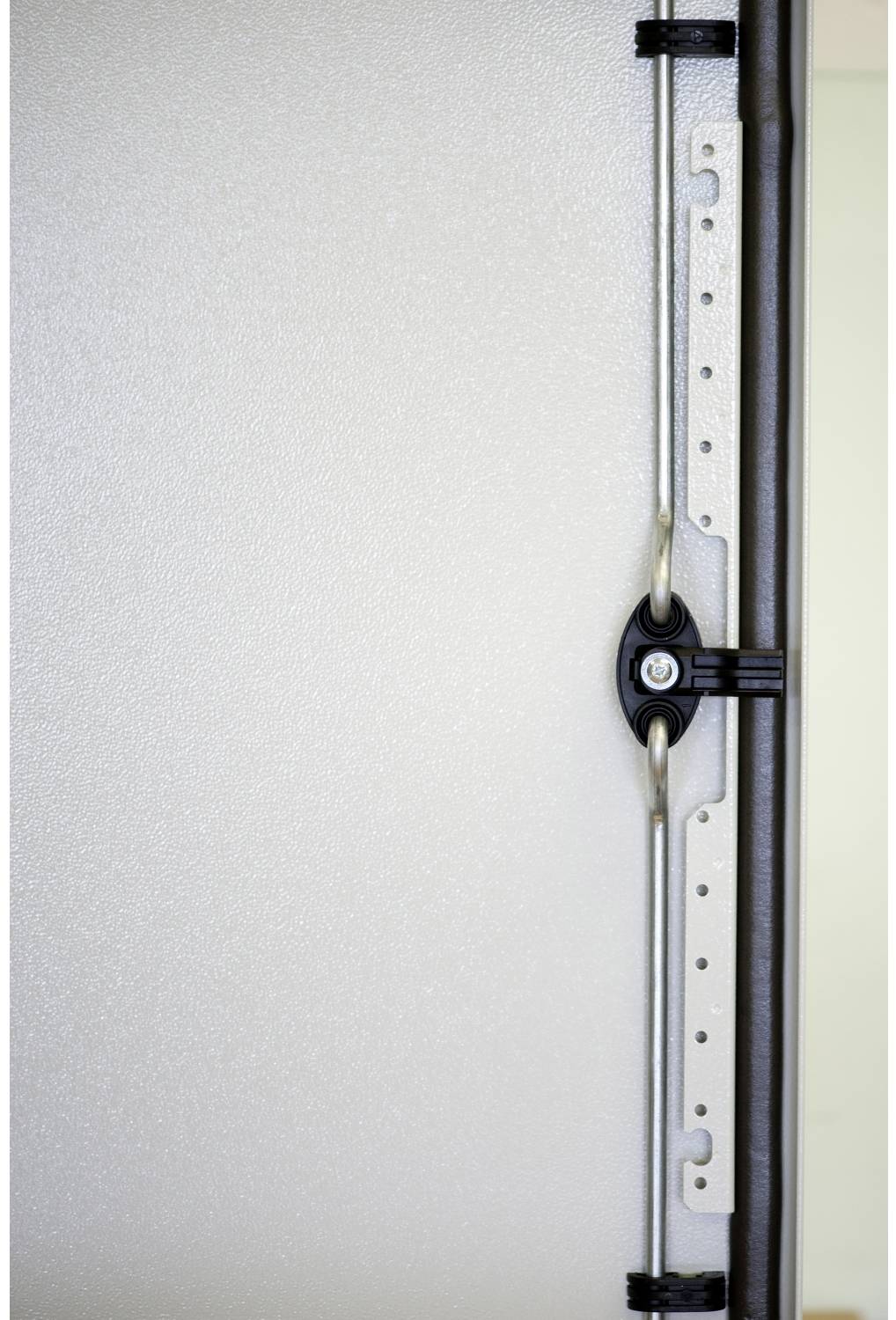 Schneider Electric NSYBTAS3D90 Système de verrouillage à 3 points pour PanelSeT S3D, hauteur 900mm Système de verrouilla-0