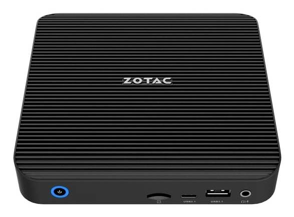 Mini-PC ZOTAC noir avec dessus nervuré, bouton d'alimentation frontal, ports USB-C, USB-A et prise audio.