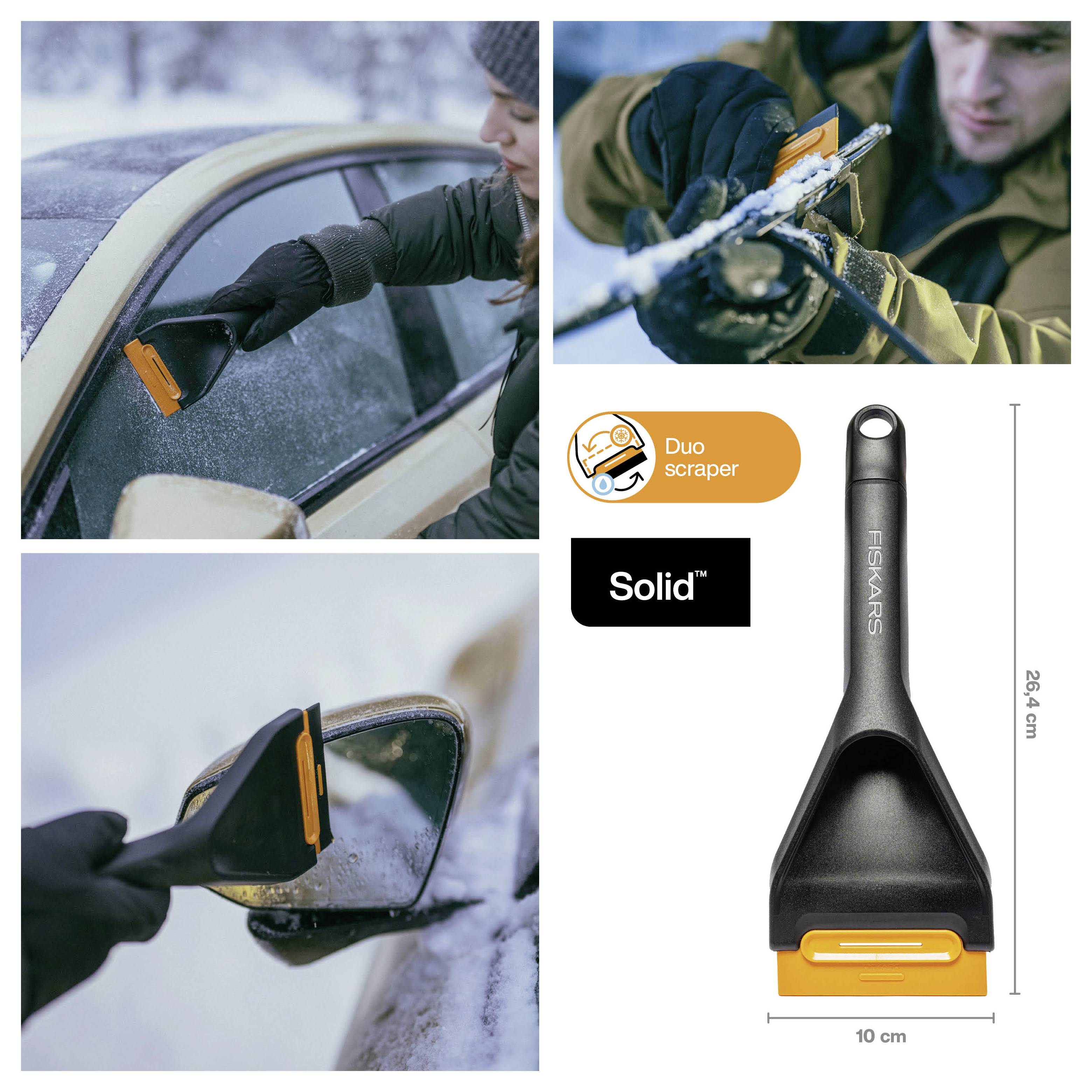 Collage montrant un racloir double 'Duo scraper' de Fiskars utilisé pour dégager la glace et la neige des vitres de voiture, avec image du produit et dimensions 25,4 cm de hauteur, 10 cm de largeur.