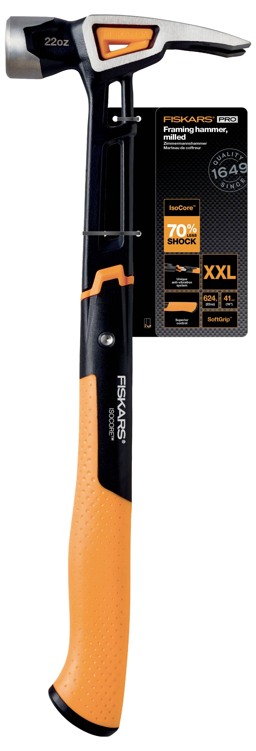 Marteau de charpente isolé Fiskars avec manche orange et noir, montré avec son emballage produit arborant le branding « 70% choc » et XXL.