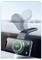 Un téléphone intelligent monté sur le tableau de bord d'une voiture affiche une forme d'onde d'assistant vocal verte, avec un bras de support de téléphone transparent derrière lui.