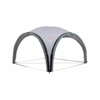 Tente ou abri de camping gris à quatre pieds avec des côtés arqués, présenté sur un fond blanc avec des haubans attachés aux coins.
