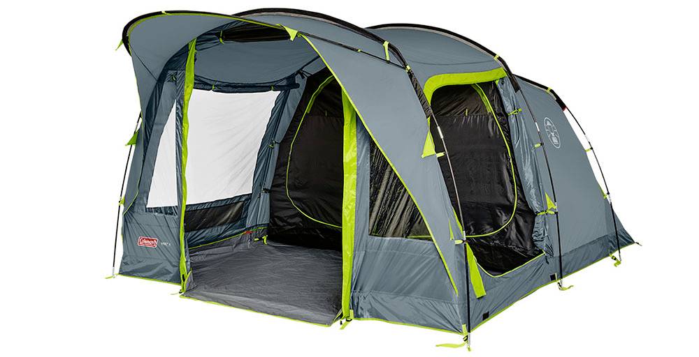 Grande tente de camping grise et verte avec un auvent avant et des fenêtres en mailles, présentée sur un fond blanc.