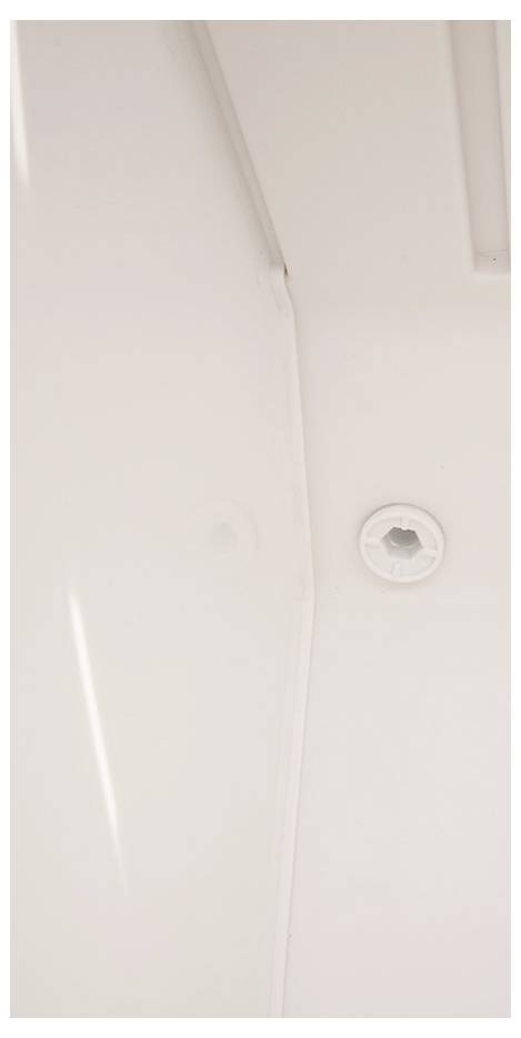 Gros plan d'un panneau mural en plastique blanc avec une couture verticale et un accessoire ou une prise encastrée ronde sur la droite.
