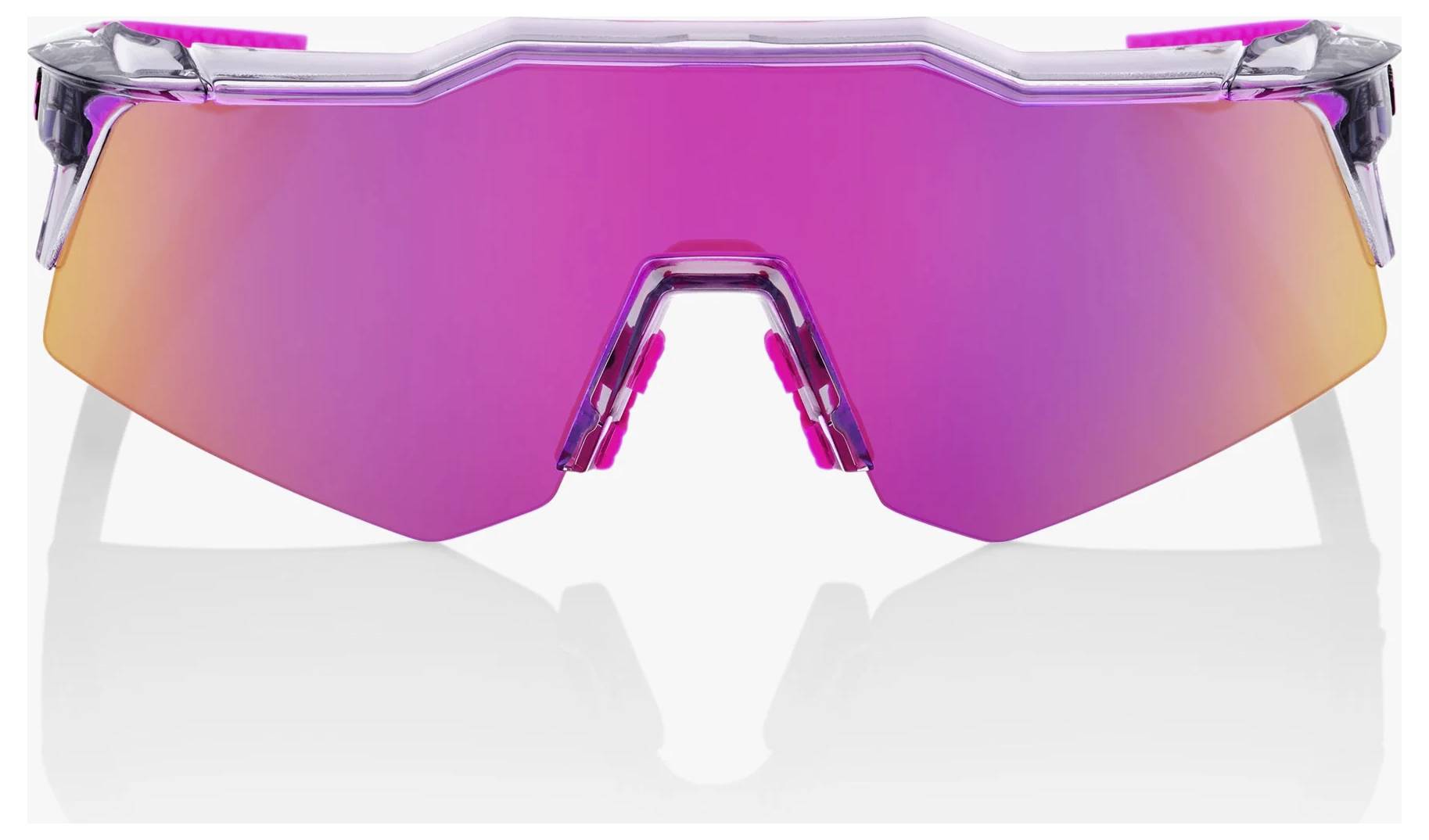 Vue de face de lunettes de soleil enveloppantes de style sportif avec un verre teinté miroir rose-orange et des accents de monture transparente sur un fond blanc.
