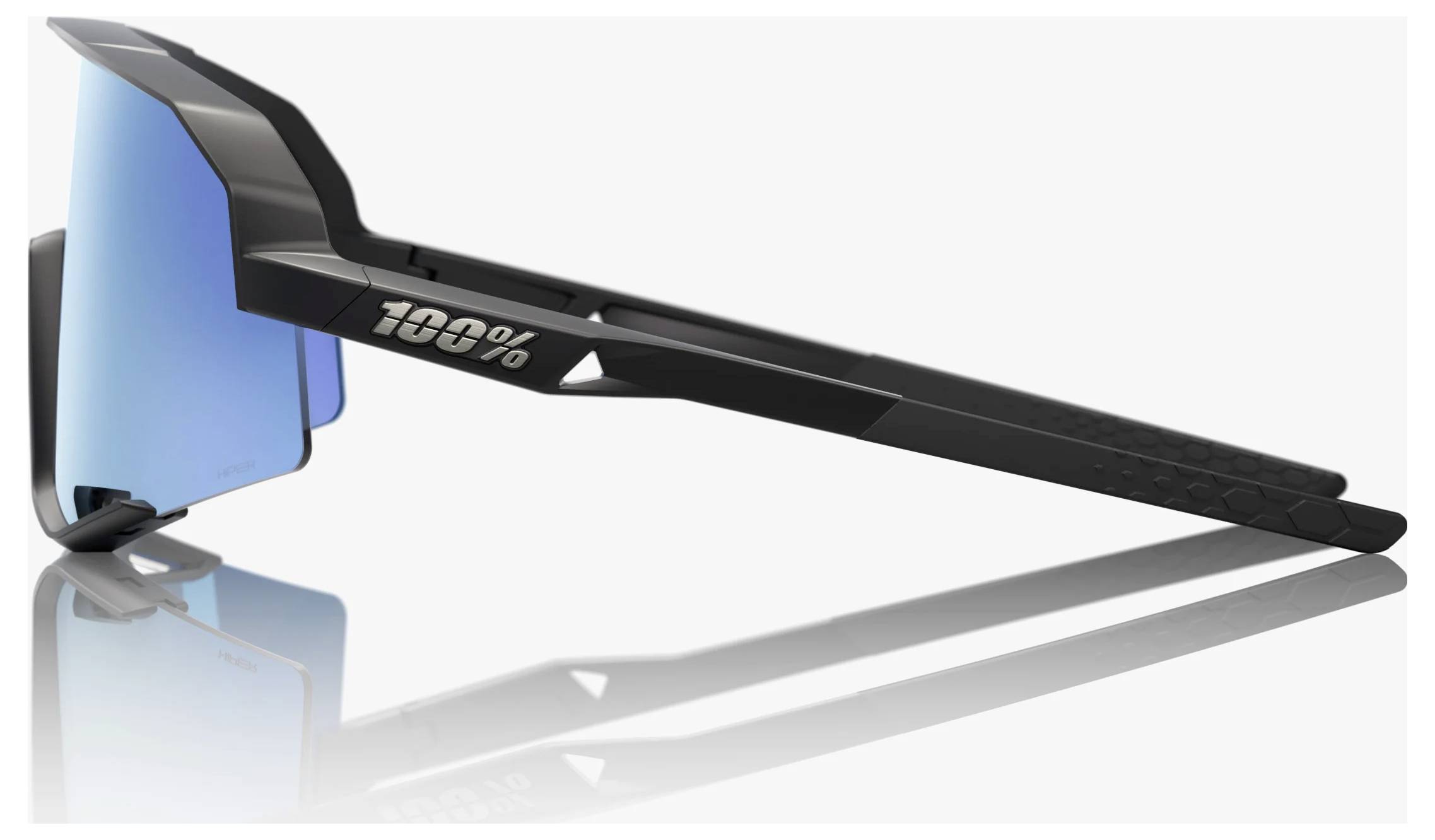 Lunettes de soleil de sport noires avec verres bleus miroir enveloppants et logo « 100% » sur la branche, présentées en vue latérale sur fond blanc.