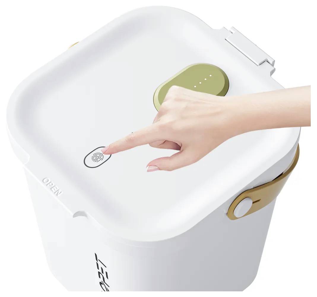 Main appuyant sur un capteur d'empreinte digitale sur un boîtier de rangement blanc à couvercle, indiquant un déverrouillage tactile ou biométrique.