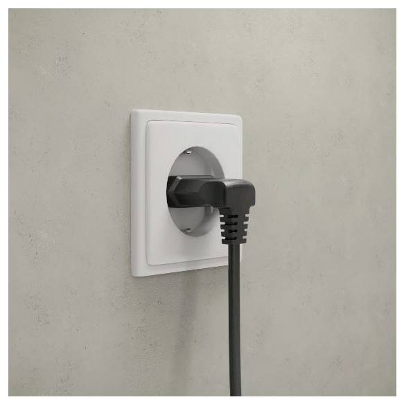 Une prise de courant noire branchée dans une prise murale blanche sur un mur gris uni.
