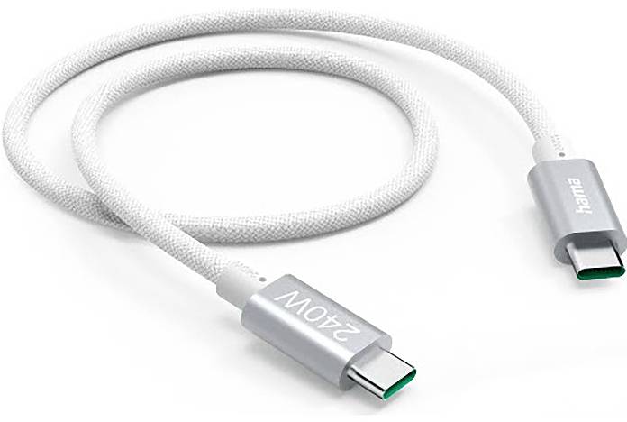 Câble de charge USB-C blanc avec connecteurs argentés, l'un étiqueté « 240W », enroulé sur un fond blanc.