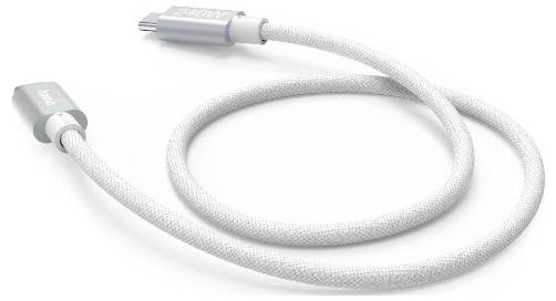 Câble USB tressé blanc avec connecteurs métalliques, enroulé sur un fond blanc uni.