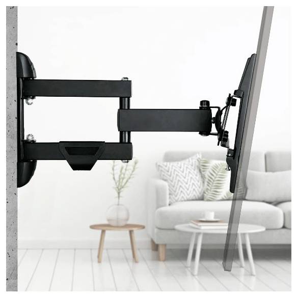 Bras mural de téléviseur ajustable noir s'étendant depuis un mur en béton, tenant un écran plat dans un salon lumineux avec un canapé et des tables d'appoint.