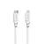 Câble de charge blanc USB-C vers Lightning avec la marque Hama sur les deux connecteurs.