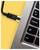 Gros plan d'un câble USB branché sur le côté d'un ordinateur portable à côté du clavier, avec des touches étiquetées « CapsLk » et « Ctrl ».