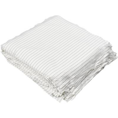 Pile de serviettes ou de torchons blancs rayés pliés sur un fond blanc uni.