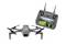 Un drone quadcopter gris avec caméra et télécommande, montré avec une vue en direct d'un paysage sur l'écran de la télécommande.