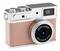 Appareil photo numérique rose de style vintage avec dessus argenté et grand objectif étiqueté 1920x1080P et 2.2mm F2.8.