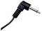 Fiche audio 3,5 mm noire à angle droit sur un câble, présentée sur un fond blanc uni.