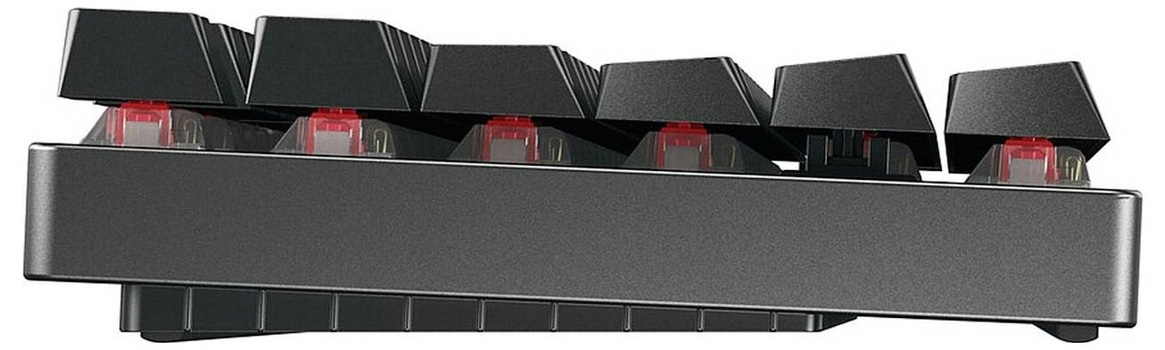 Gros plan d'un clavier mécanique noir avec des switchs rouges et des capuchons de touches surélevés, montré de profil sur un fond blanc.