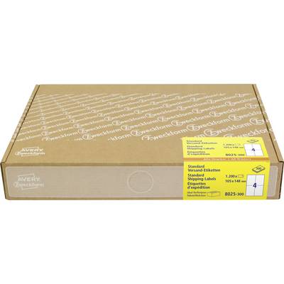 Une boîte d'expédition en carton avec des étiquettes Avery Zweckform imprimées dessus et une étiquette produit jaune pour les étiquettes d'expédition standard, format 105 x 148 mm, lot de 1 200.