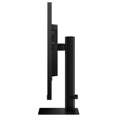 Vue latérale d'un moniteur à écran plat noir sur un support, montrant un port USB et une prise casque sur le panneau arrière.