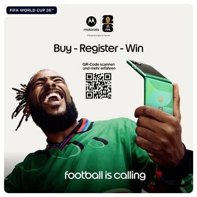 Promo Motorola Coupe du Monde FIFA avec un fan de football souriant tenant un téléphone, titre « Acheter - Enregistrer - Gagner », code QR, et le slogan « le football vous appelle ».