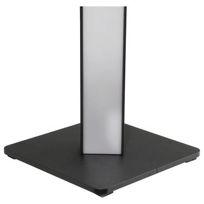 Gros plan d'une base carrée noire supportant un poteau rectangulaire vertical, probablement une partie d'une enseigne ou d'un support.