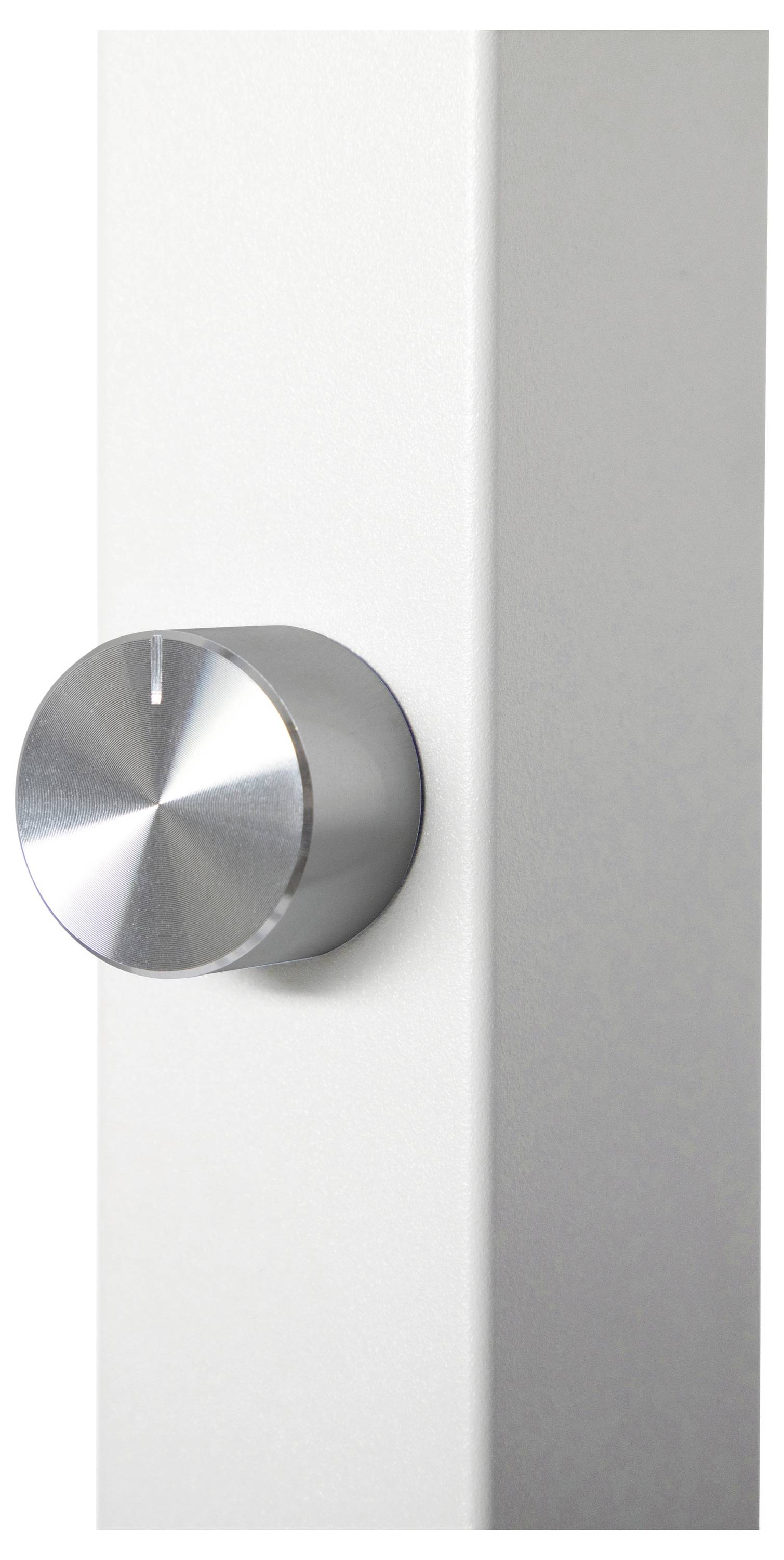 Gros plan d'un bouton de commande rond en métal brossé sur un appareil blanc ou une porte de placard, avec une petite marque indicatrice en haut.