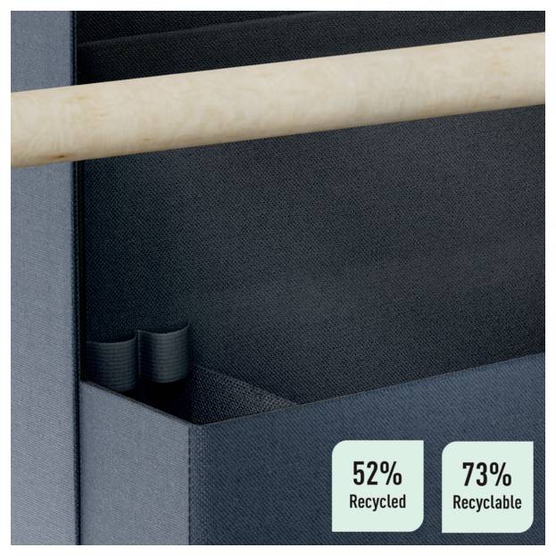 Bac de rangement noir avec poignée en bois ; les étiquettes affichent « 52 % Recyclé » et « 73 % Recyclable ».