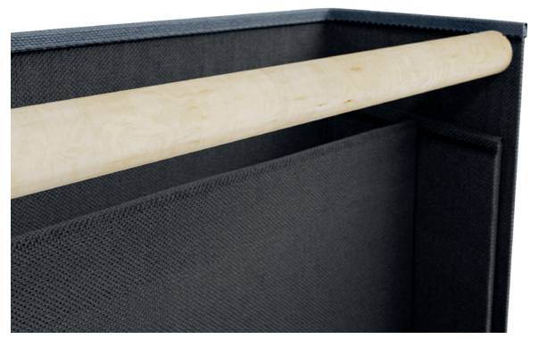 Une tringle de placard en bois montée sur une étagère de rangement en tissu noir.