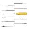 Assortiment de tournevis de précision et embouts de tournevis disposés sur un fond blanc, incluant un tournevis à manche jaune.
