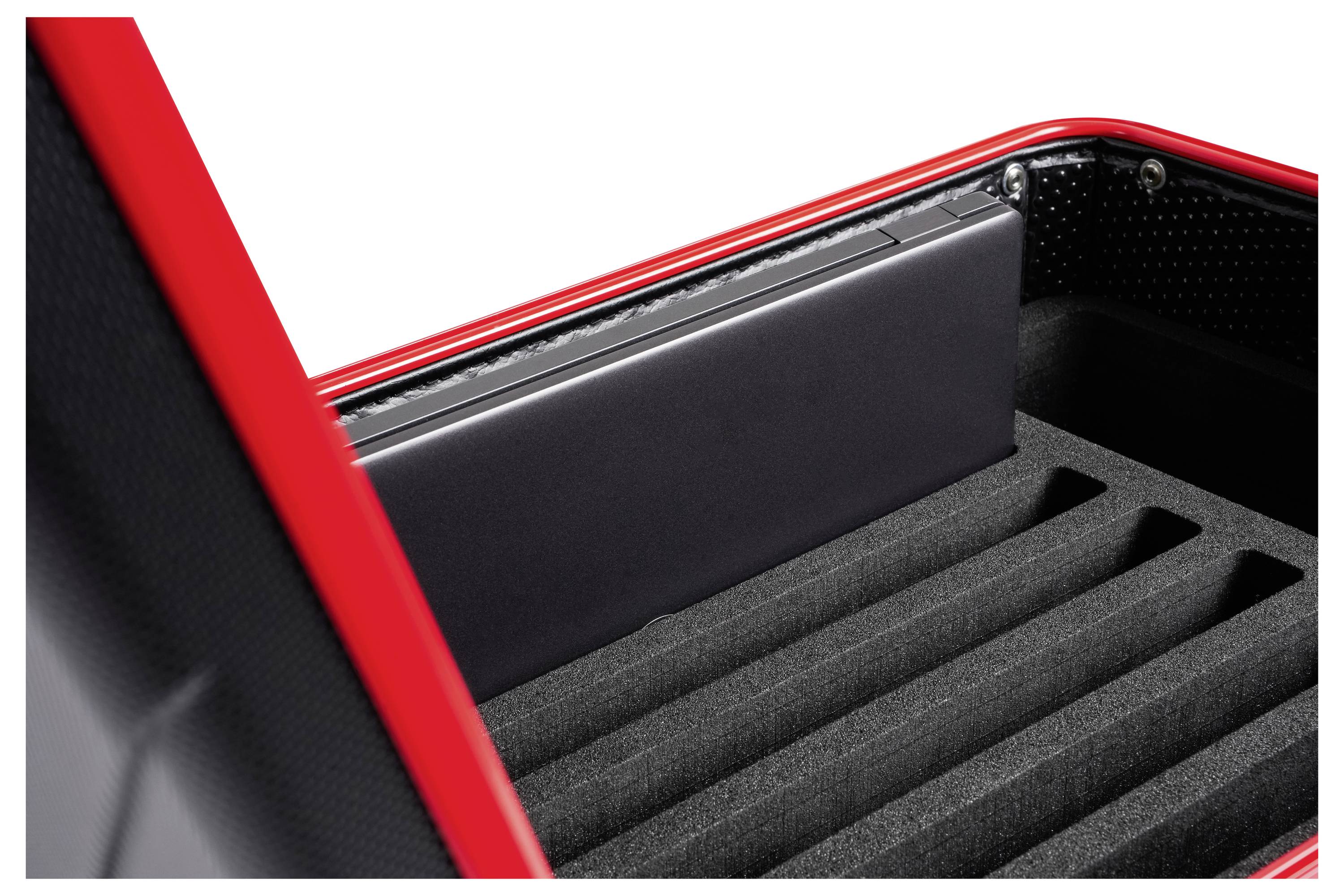 Mallette rigide rouge ouverte avec des compartiments en mousse noire et un insert rectangulaire noir à l'intérieur.
