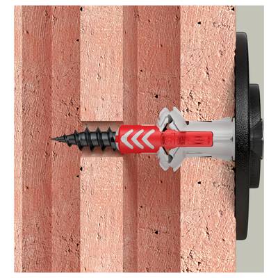 Diagramme en gros plan d'une cheville à vis fixée dans un mur de briques, montrant le dispositif de fixation inséré à travers la surface de maçonnerie.